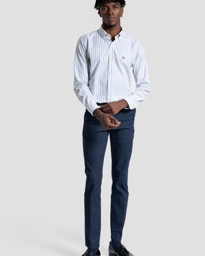 Camisola azul-clara com riscas duplas