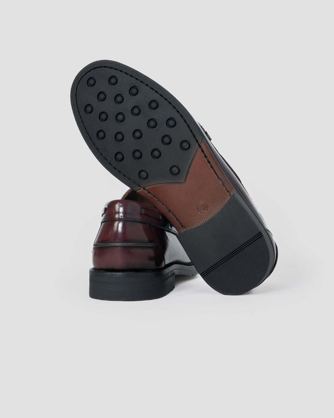 Mocasín con borlas burdeos