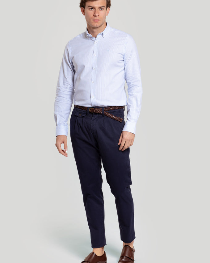 Camisa Oxford com riscas azuis claras