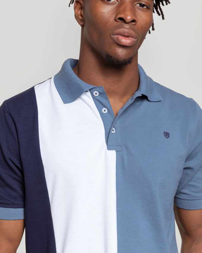 Polo às riscas azul-marinho com escudo.