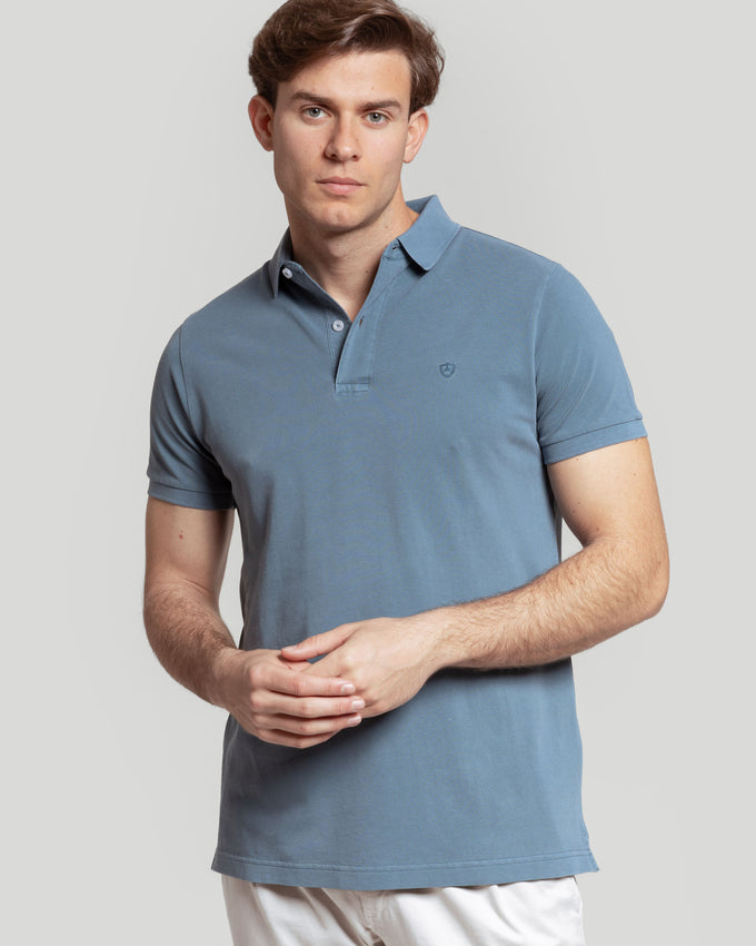 Camisa polo azul desbotada