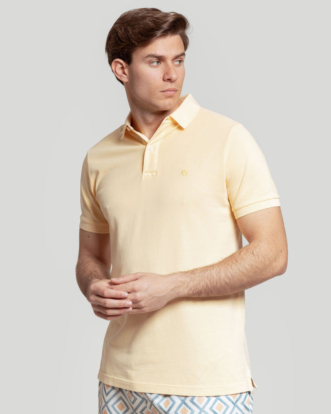 Camisola polo amarela desbotada