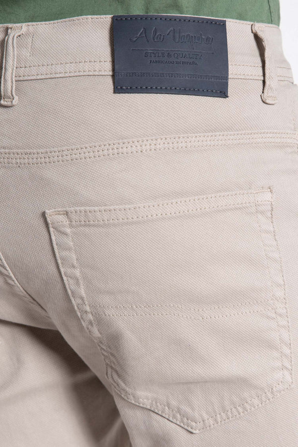 Pantalón chino hueso