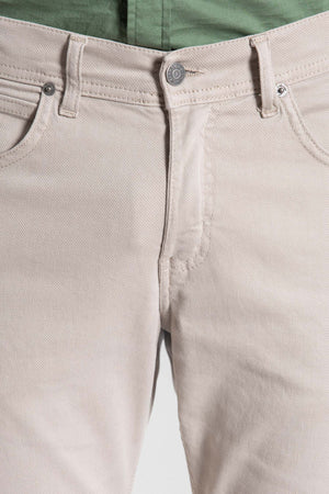 Pantalón chino hueso