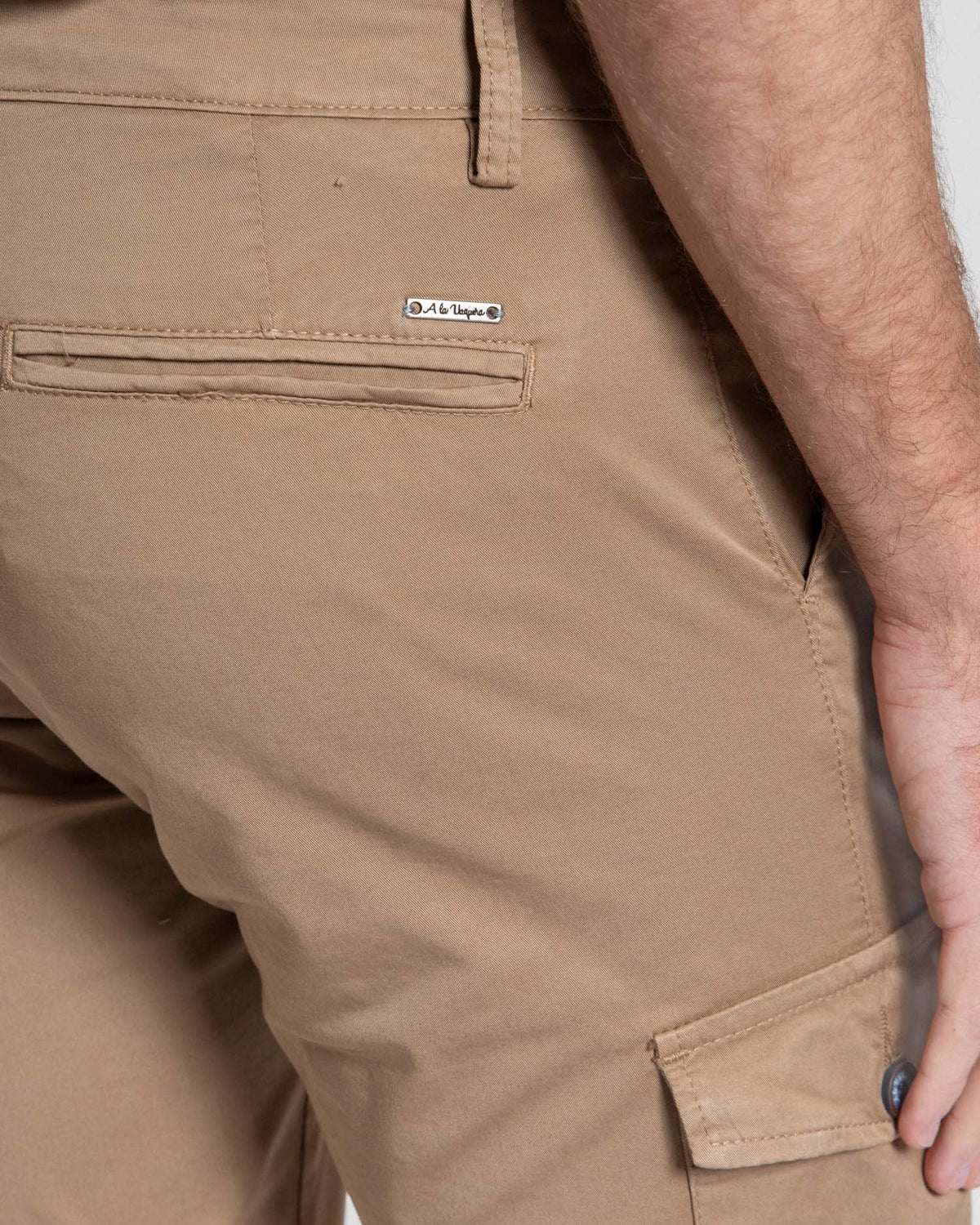 Calças Cargo Chino Camel Bolso Botão