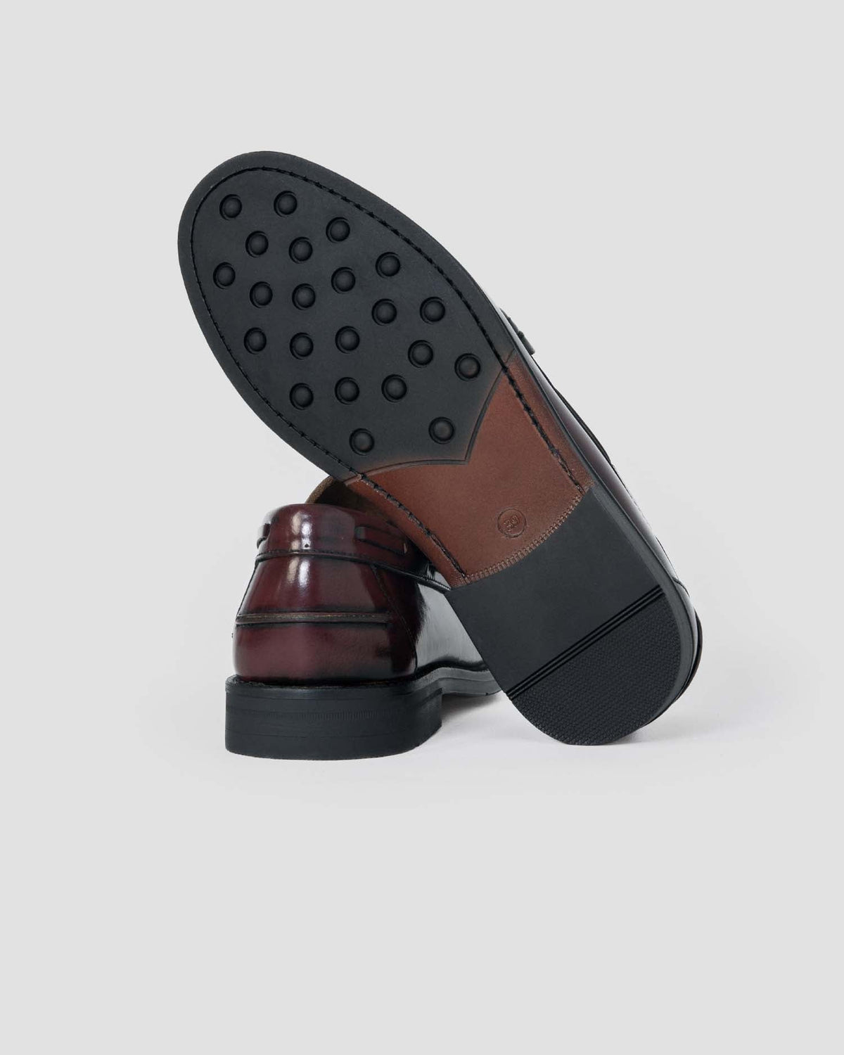 Mocasín con borlas burdeos