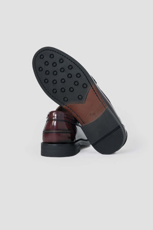 Mocasín con borlas burdeos