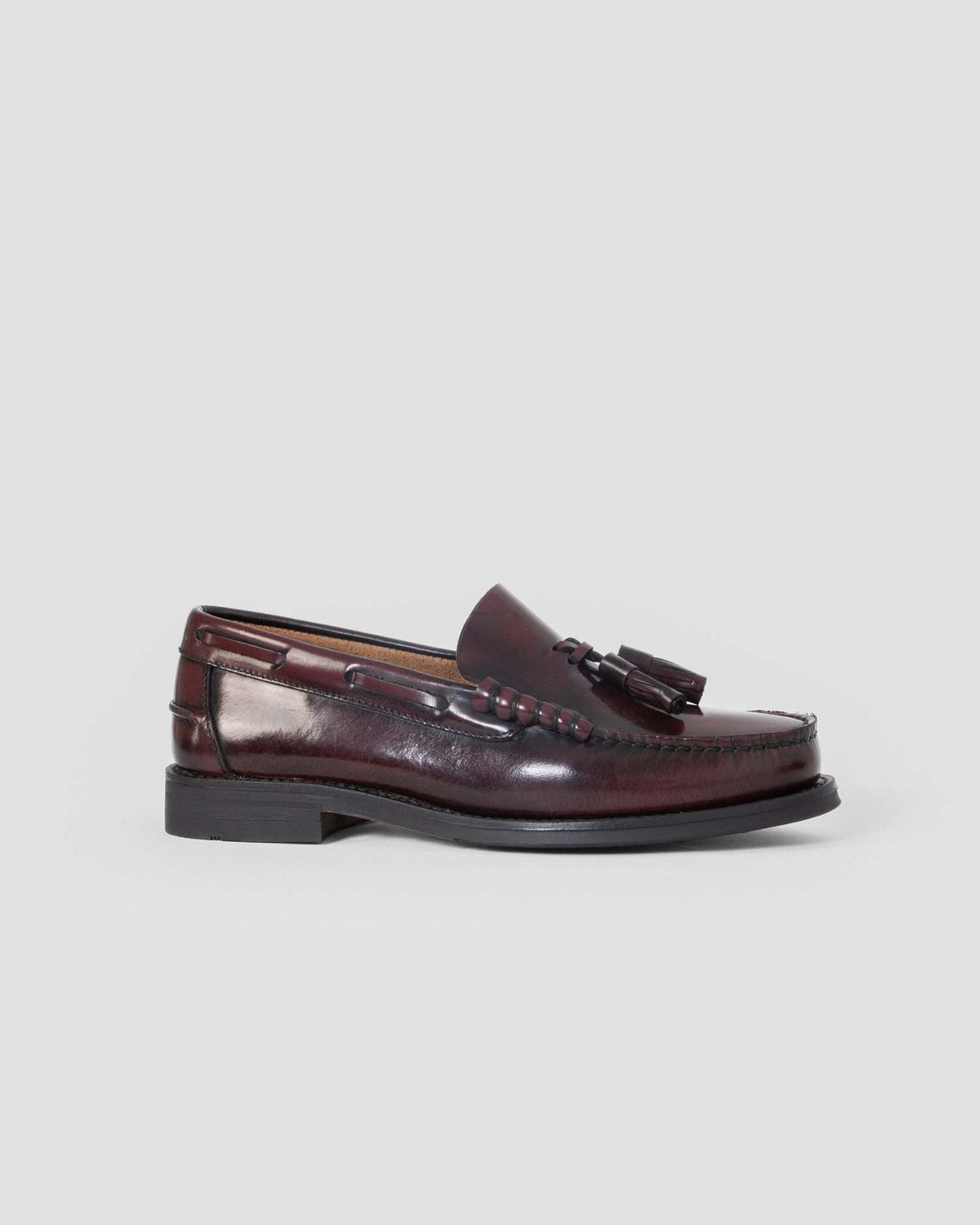 Mocasín con borlas burdeos