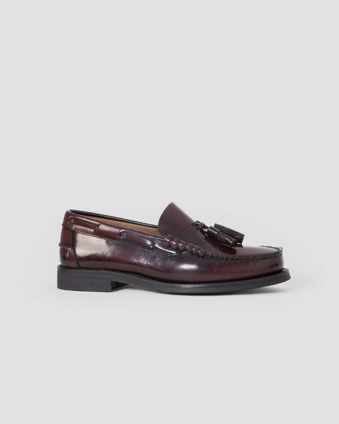 Mocasín con borlas burdeos