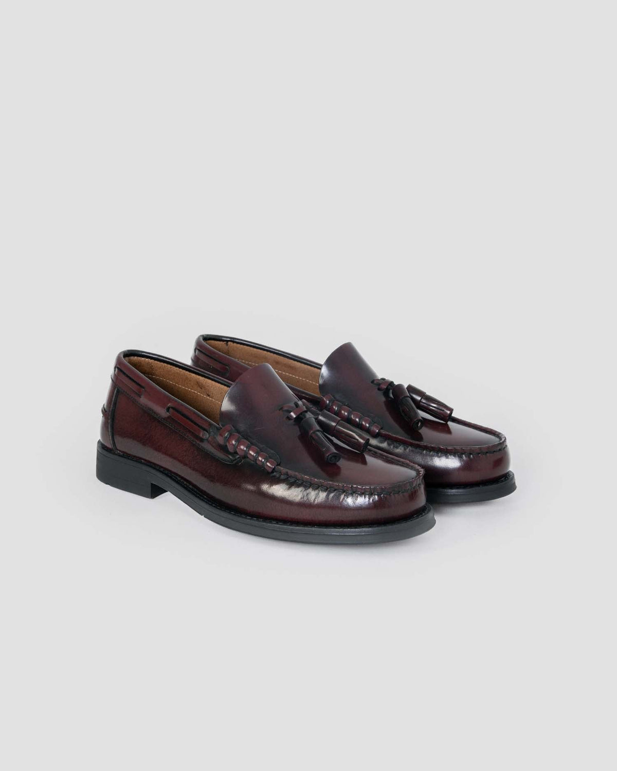 Mocasín con borlas burdeos