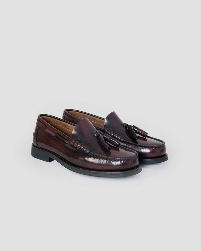 Mocasín con borlas burdeos