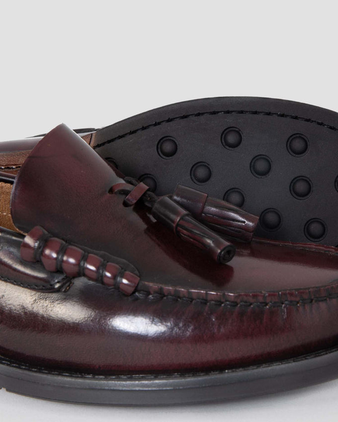 Mocasín con borlas burdeos