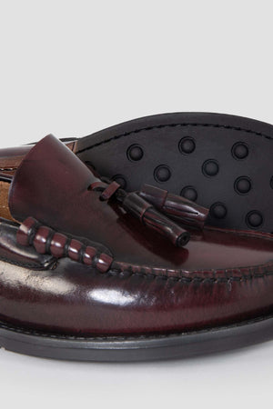 Mocasín con borlas burdeos