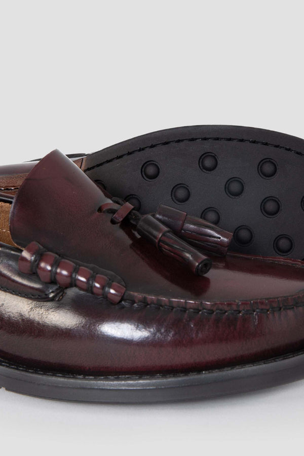 Mocasín con borlas burdeos