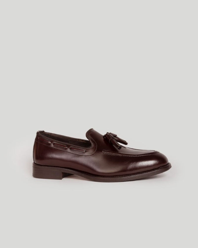 Mocasín de Vestir con Borlas Burdeos Mate