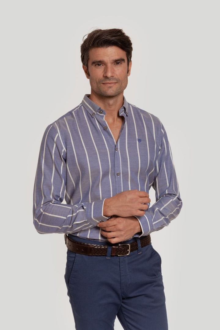 CAMISA AZUL CELESTE COM LISTRAS LARGAS