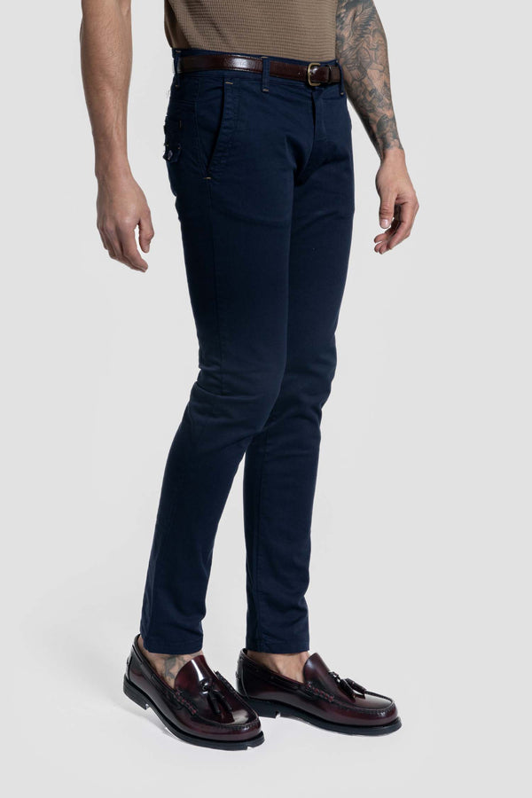 Calças chino para homem azul-marinho com carcela.