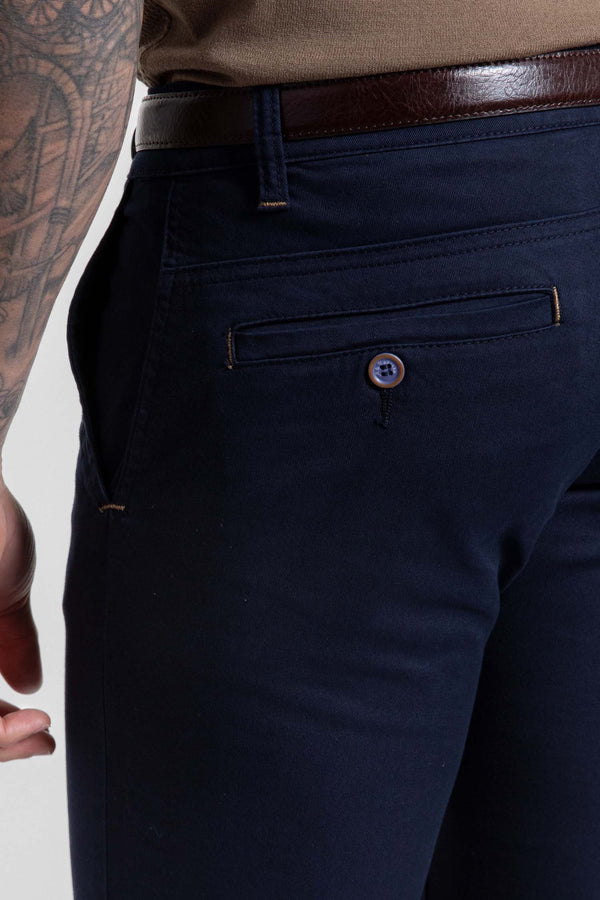 Calças chino para homem azul-marinho com carcela.