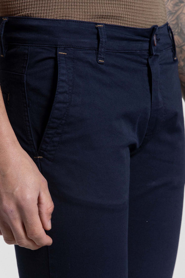 Calças chino para homem azul-marinho com carcela.