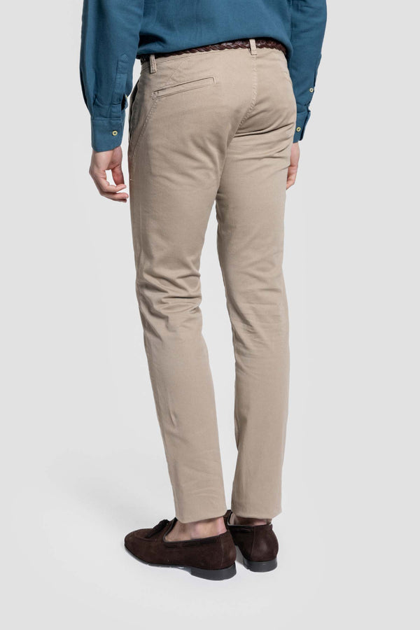 Calças chino cor camelo