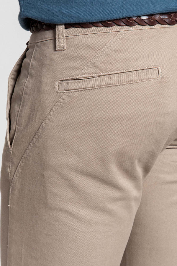 Calças chino cor camelo