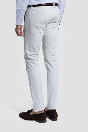 Calças chino com detalhes em tom bege