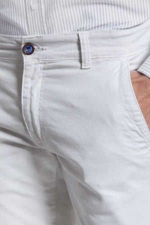 Calças chino com detalhes em tom bege