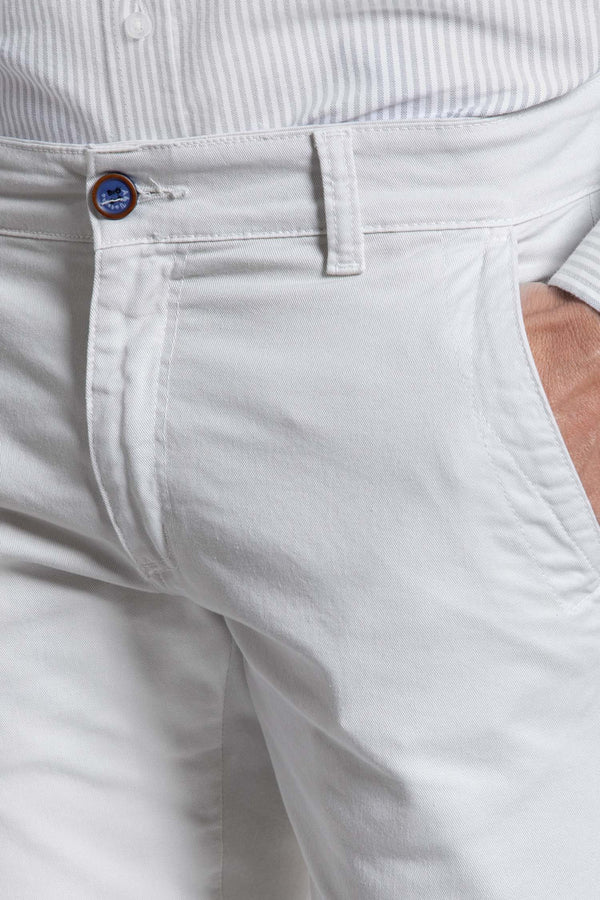 Calças chino com detalhes em tom bege