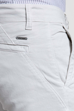 Calças chino com detalhes em tom bege