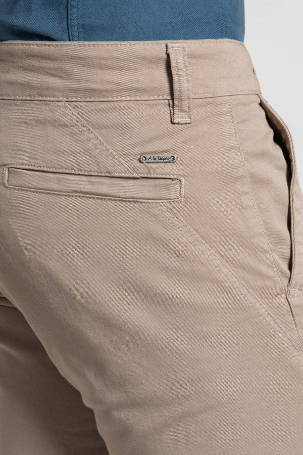 Calças chino cor camelo