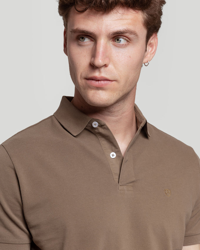 Camisa polo cáqui lavada