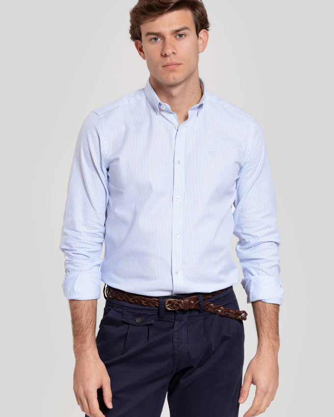 Camisa Oxford com riscas azuis claras