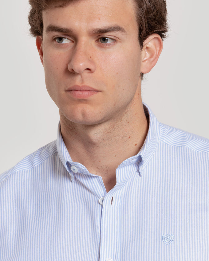 Camisa Oxford com riscas azuis claras