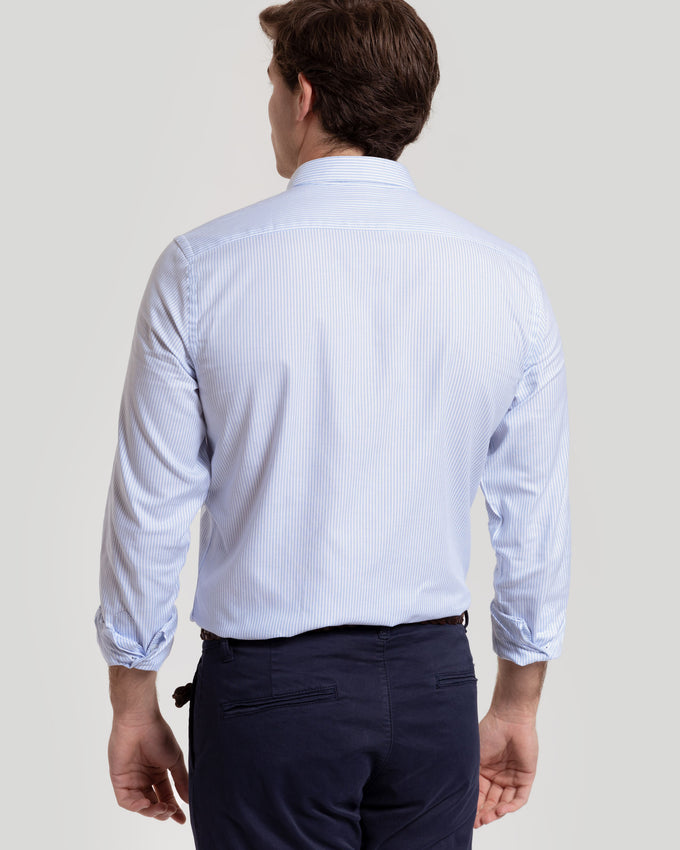 Camisa Oxford com riscas azuis claras