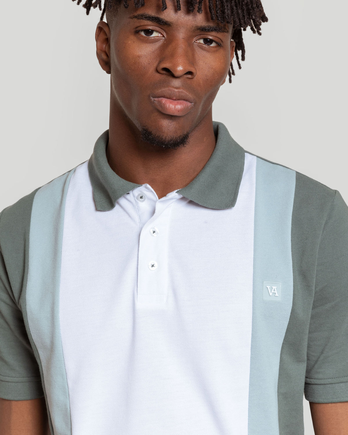 Camisa polo listrada cáqui