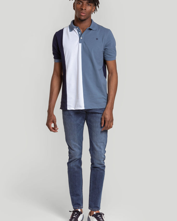 Polo às riscas azul-marinho com escudo.