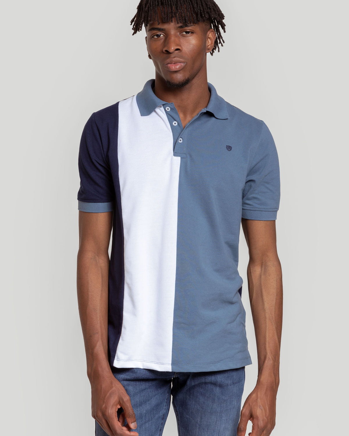 Polo às riscas azul-marinho com escudo.