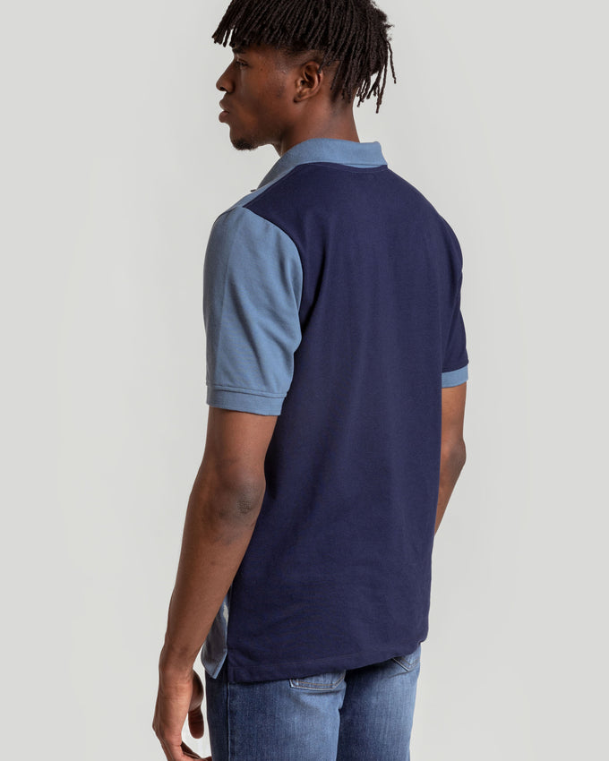 Polo às riscas azul-marinho com escudo.