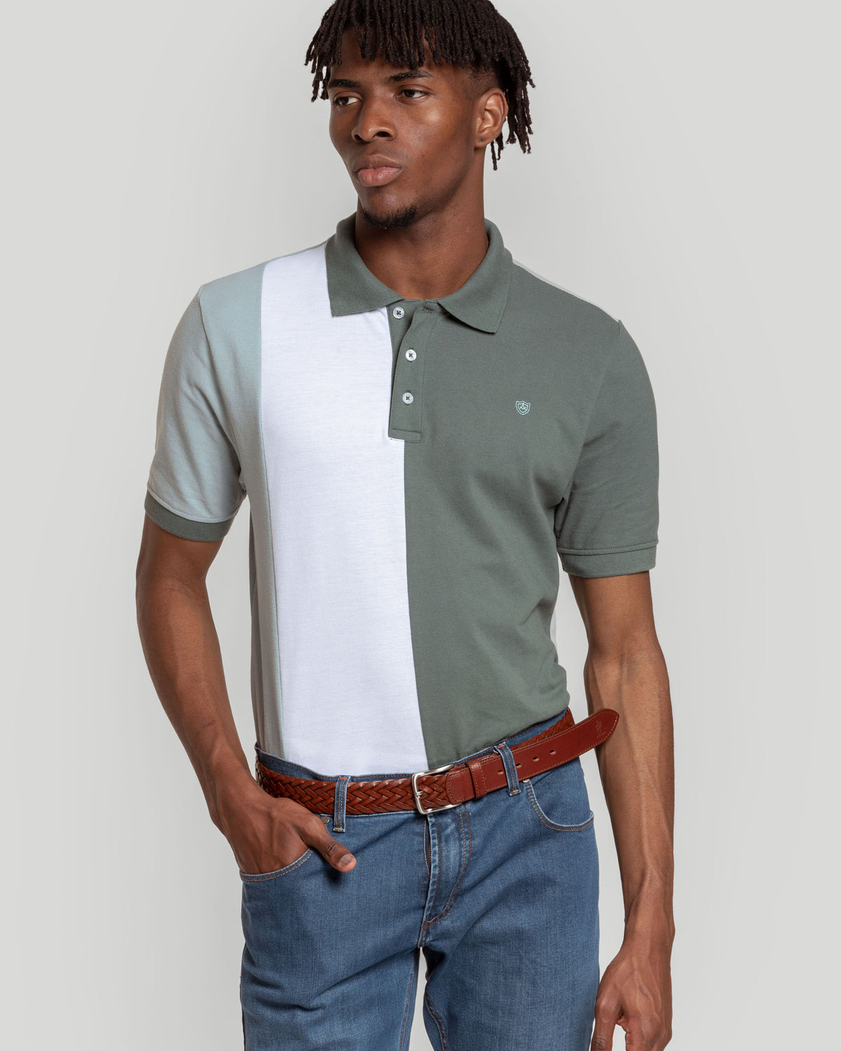 Polo listrado caqui com escudo.