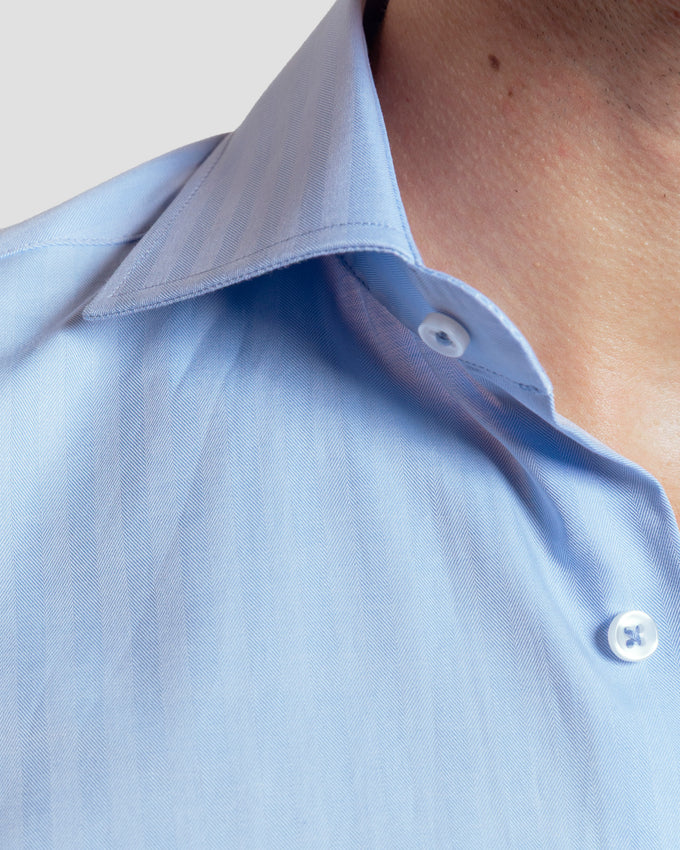 Camisa social azul-clara com estampado espinha de peixe - Footprint