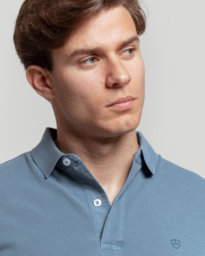 Camisa polo azul desbotada