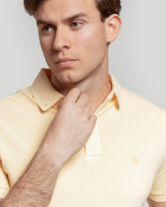 Camisola polo amarela desbotada