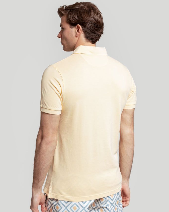 Camisola polo amarela desbotada