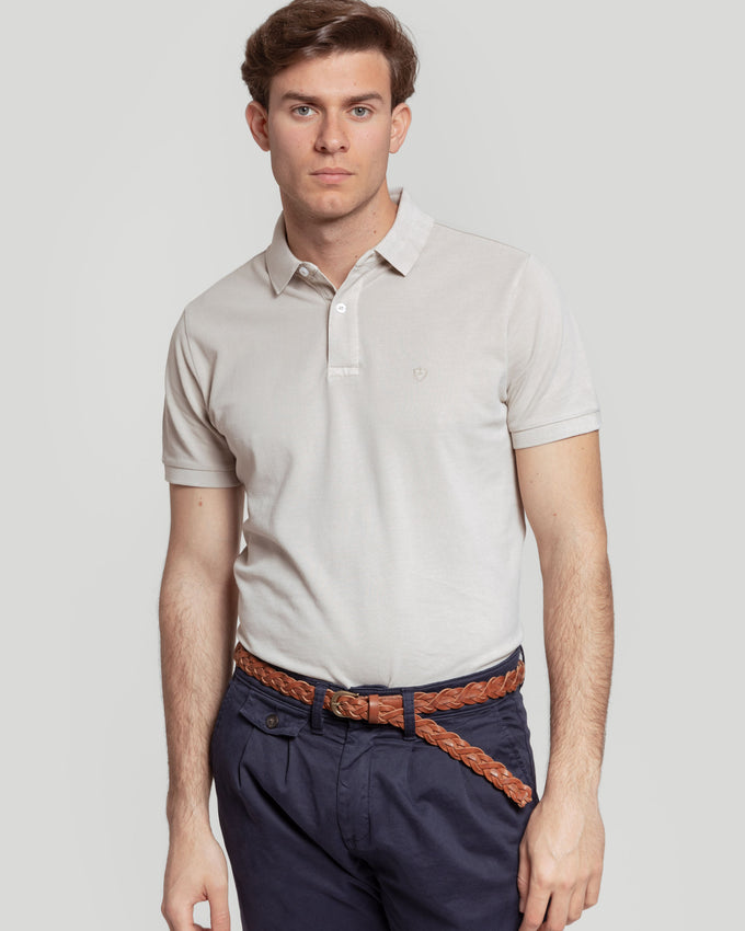 Polo na cor taupe.