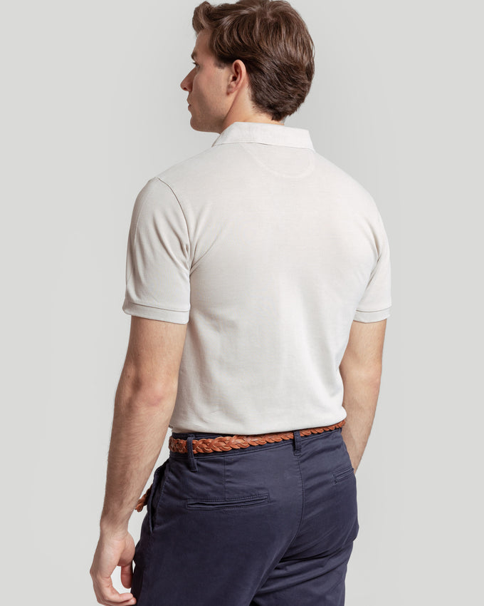Polo na cor taupe.
