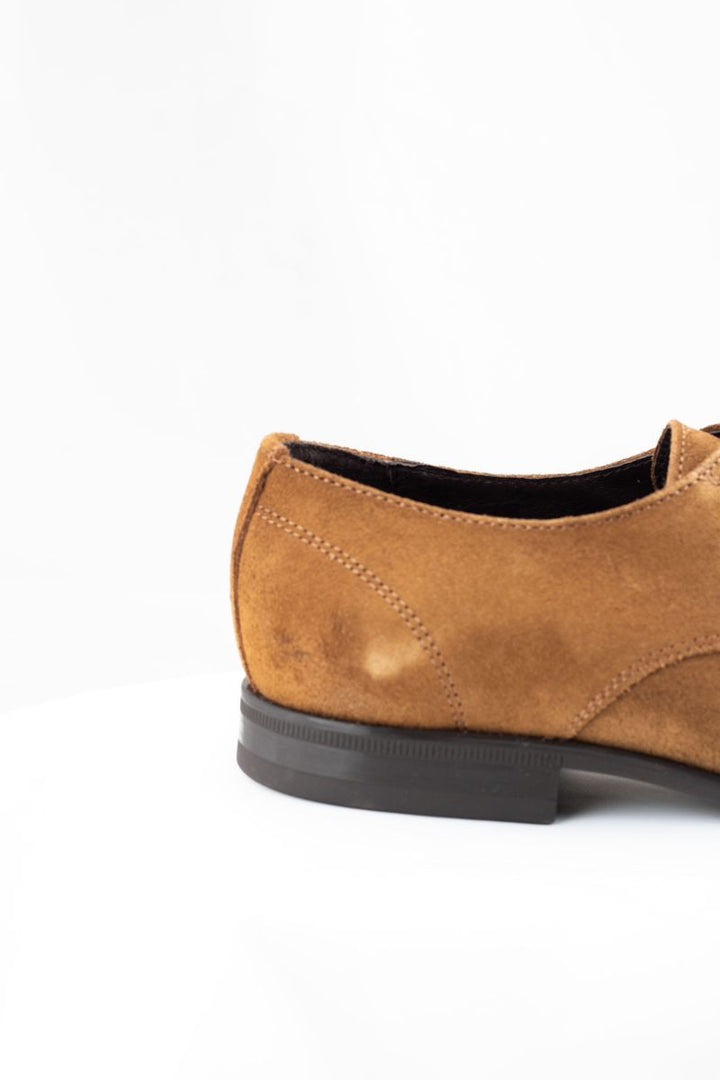 CLASSIC SUEDE SHOE WITH CAMEL LACE-UPS