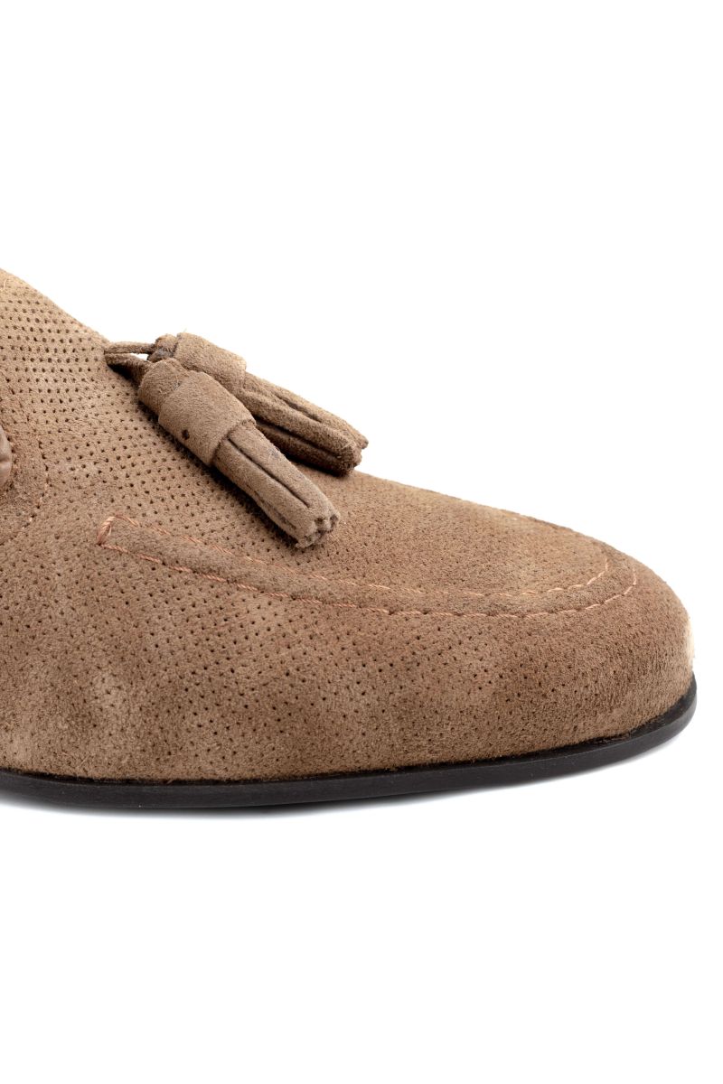 CLASSIC CAMEL PERFORATED TASSEL SHOE