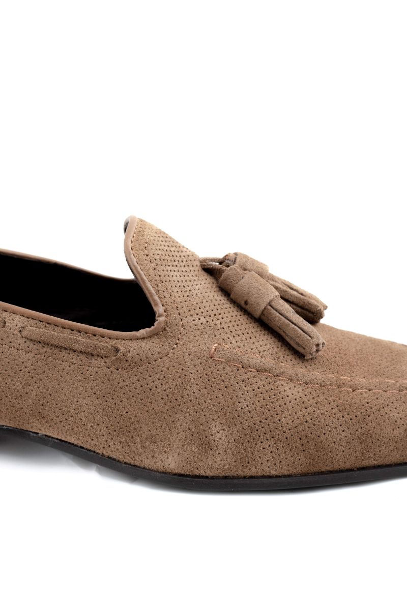 CLASSIC CAMEL PERFORATED TASSEL SHOE