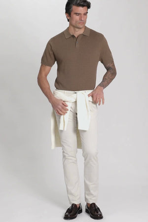 Calças chino com detalhes em tom bege